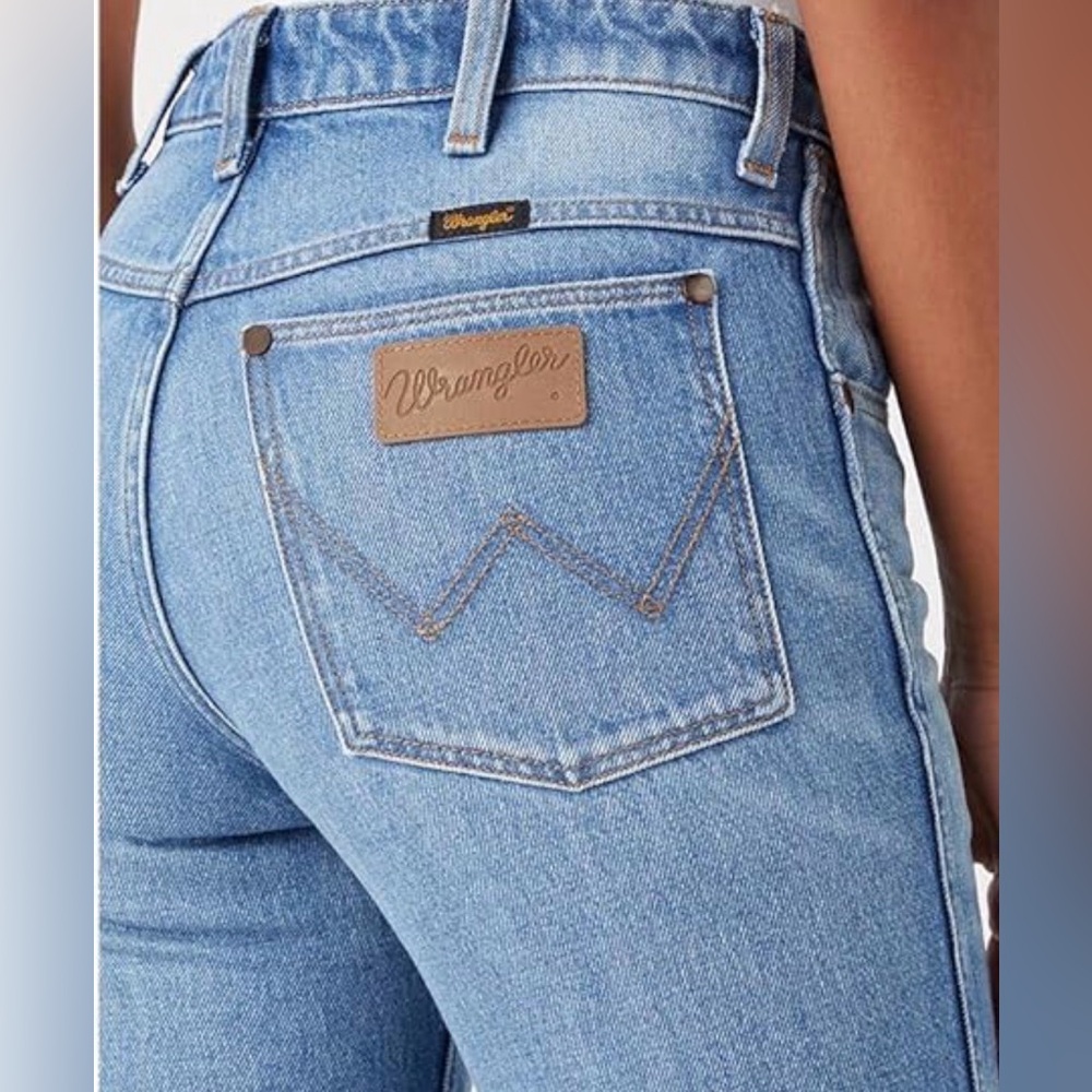 Wrangler Wrancher Hot Springs wash, Blue High Rise boot cut Jeans